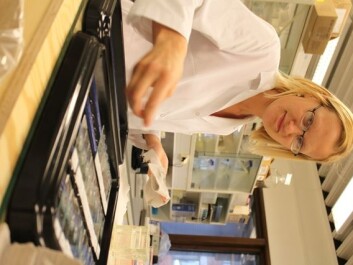 Maria Aamelfot is staining tissue sections to detect the virus receptor. (Photo: Mari M. Press) Maria Aamelfot is staining tissue sections to detect the virus receptor. (Photo: Mari M. Press)
