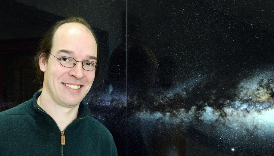Torsten Bringmann er professor ved Fysisk institutt ved Universitetet i Oslo. Han og kollegaene tror kanskje de vet hvordan universet ble fullt av mørk materie.