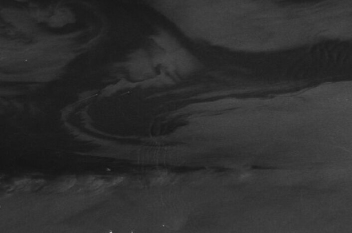 Radarsatellittbilde fra Skagerrak 7. april. Det er store kontraster i slike bilder når det er ganske lite vind på sjøen. (Bilde: Copernicus Sentinel-1 data 2016, prosessert ved KSAT Tromsø) Radarsatellittbilde fra Skagerrak 7. april. Det er store kontraster i slike bilder når det er ganske lite vind på sjøen. (Bilde: Copernicus Sentinel-1 data 2016, prosessert ved KSAT Tromsø)