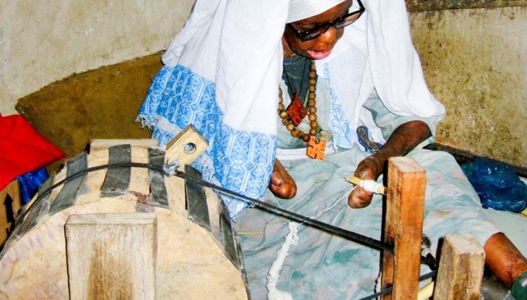 Weaving without hands: The leprosy bacterium can destroy limbs. This woman lives in a home for lepers in Ethiopia, and is able to weave even though the disease has “eaten up” her hands. (Photo: Signe Ringertz) Weaving without hands: The leprosy bacterium can destroy limbs. This woman lives in a home for lepers in Ethiopia, and is able to weave even though the disease has “eaten up” her hands. (Photo: Signe Ringertz)