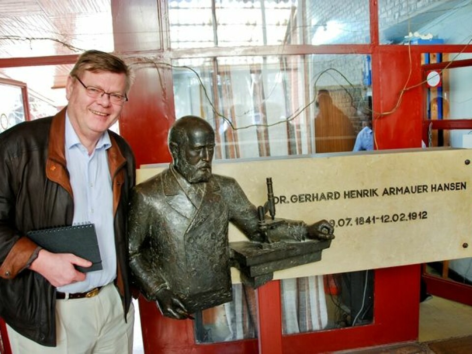 Ørjan Olsvik, a professor of microbiology at the University of Tromsø, went to Ethiopia to study leprosy. Here Olsvik is standing next to a statue of the  “father” of the leprosy bacterium, Gerhard Armauer Hansen, a Bergen doctor who discovered the bacterium in the 1800s. (Photo: Tore Lier)