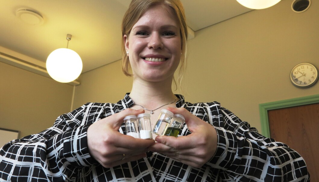 Kristine Opsvik Wikene holder fire prøveglass som inneholder (fra venstre) sukrose, glukose, den flytende blandingen av de to stoffene og NADES-blandingen med lysfølsomt fargestoff. (Foto: Bjarne Røsjø, UiO) Kristine Opsvik Wikene holder fire prøveglass som inneholder (fra venstre) sukrose, glukose, den flytende blandingen av de to stoffene og NADES-blandingen med lysfølsomt fargestoff. (Foto: Bjarne Røsjø, UiO)