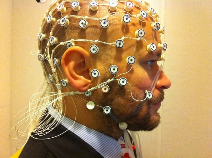 EEG-hjelmen som ble brukt i prosjektet er en forenklet versjon sammenlignet med noen av de mer avansere målerne, som vist på dette bildet. (Foto: Petter Kallioinen/Stockholm Universitet/Wikimedia commons.) EEG-hjelmen som ble brukt i prosjektet er en forenklet versjon sammenlignet med noen av de mer avansere målerne, som vist på dette bildet. (Foto: Petter Kallioinen/Stockholm Universitet/Wikimedia commons.)