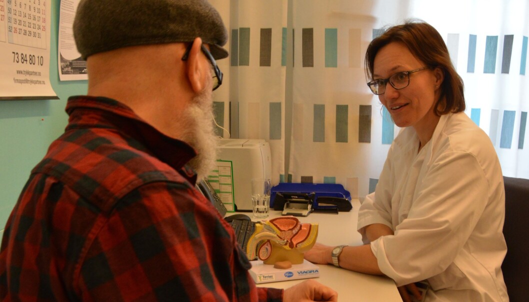 I mange tilfeller trenger ikke kreft i prostata å behandles fordi sykdomsutviklingen går sent. Da er aktiv og systematisk overvåking viktig, sier urolog Helena Bertilsson (bildet). (Foto: Kathinka Høyden) I mange tilfeller trenger ikke kreft i prostata å behandles fordi sykdomsutviklingen går sent. Da er aktiv og systematisk overvåking viktig, sier urolog Helena Bertilsson (bildet). (Foto: Kathinka Høyden)
