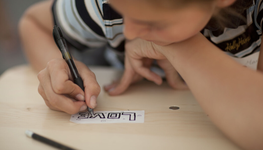 Ungdommer trives bedre på skolen når de får være sammen med jevnaldrende, og ikke må ta utdanningen med folk som er tre ganger så gamle som dem. (Illustrasjonsfoto: Jonas Frøland / NTB Scanpix) Ungdommer trives bedre på skolen når de får være sammen med jevnaldrende, og ikke må ta utdanningen med folk som er tre ganger så gamle som dem. (Illustrasjonsfoto: Jonas Frøland / NTB Scanpix)