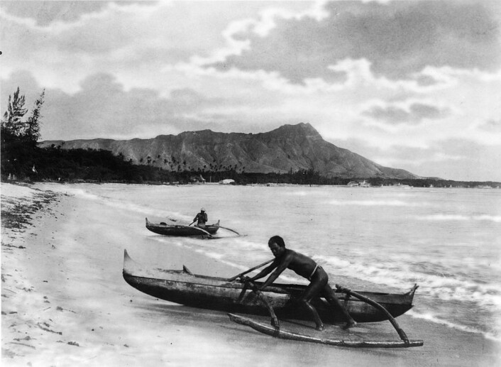 To polynesere på Waikiki-stranden på Hawaii. Bildet ble tatt på begynnelsen av 1900-tallet. (Foto: US Library of Congress) To polynesere på Waikiki-stranden på Hawaii. Bildet ble tatt på begynnelsen av 1900-tallet. (Foto: US Library of Congress)
