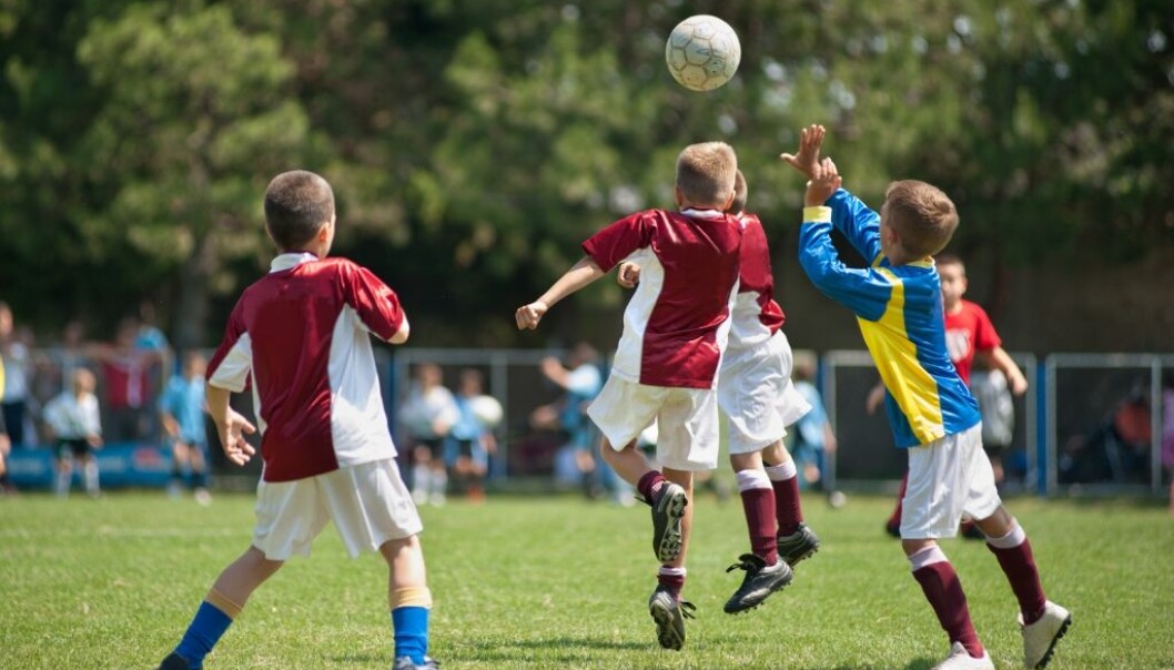 De fotballspillende barna ble fysisk sunnere og trivdes bedre enn barn som ikke hadde hatt fotball på timeplanen. De lærte også mer om helsetemaer som fysisk aktivitet, kosthold og hygiene. (Illustrasjonsfoto: Fotokostic/Shutterstock/NTB scanpix.) De fotballspillende barna ble fysisk sunnere og trivdes bedre enn barn som ikke hadde hatt fotball på timeplanen. De lærte også mer om helsetemaer som fysisk aktivitet, kosthold og hygiene. (Illustrasjonsfoto: Fotokostic/Shutterstock/NTB scanpix.)