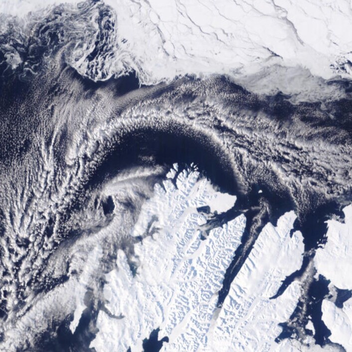 Nokså lite sjøis nord for Svalbard 1. april. Og lite is inne i den lange Wijdefjorden. (Bilde: NASA Terra MODIS) Nokså lite sjøis nord for Svalbard 1. april. Og lite is inne i den lange Wijdefjorden. (Bilde: NASA Terra MODIS)