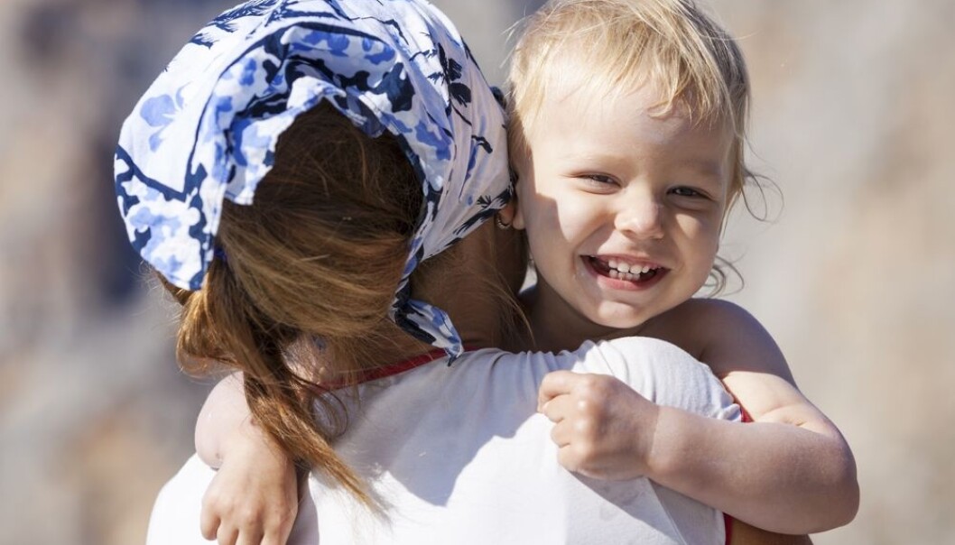 57 prosent sier at de kan tenke seg til å bli fosterforeldre dersom et barn i deres egen familie hadde behov for det. Det sier noe om at slekt og nettverk bør satses mer på når fosterforeldre skal rekrutteres, mener forskere. (Foto: Photobac, Shutterstock, NTB scanpix) 57 prosent sier at de kan tenke seg til å bli fosterforeldre dersom et barn i deres egen familie hadde behov for det. Det sier noe om at slekt og nettverk bør satses mer på når fosterforeldre skal rekrutteres, mener forskere. (Foto: Photobac, Shutterstock, NTB scanpix)