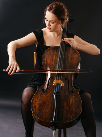 Å skreve med bena rundt en cello ble ansett som usømmelig. Derfor skulle kvinner holde seg unna dette instrumentet. (Foto: Ronald Sumners, Shutterstock, NTB scanpix) Å skreve med bena rundt en cello ble ansett som usømmelig. Derfor skulle kvinner holde seg unna dette instrumentet. (Foto: Ronald Sumners, Shutterstock, NTB scanpix)