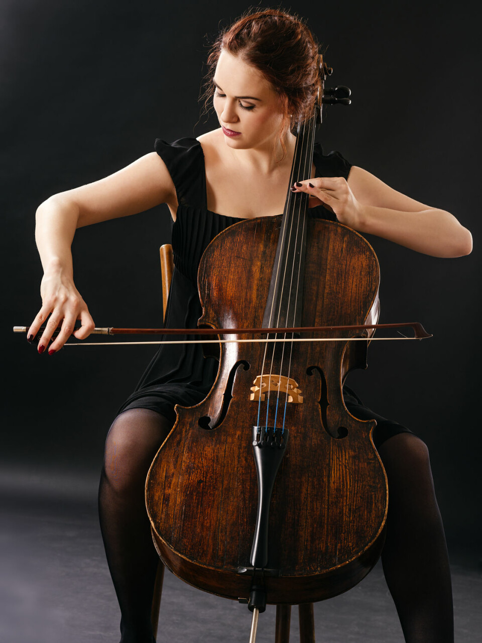 Å skreve med bena rundt en cello ble ansett som usømmelig. Derfor skulle kvinner holde seg unna dette instrumentet. (Foto: Ronald Sumners, Shutterstock, NTB scanpix)