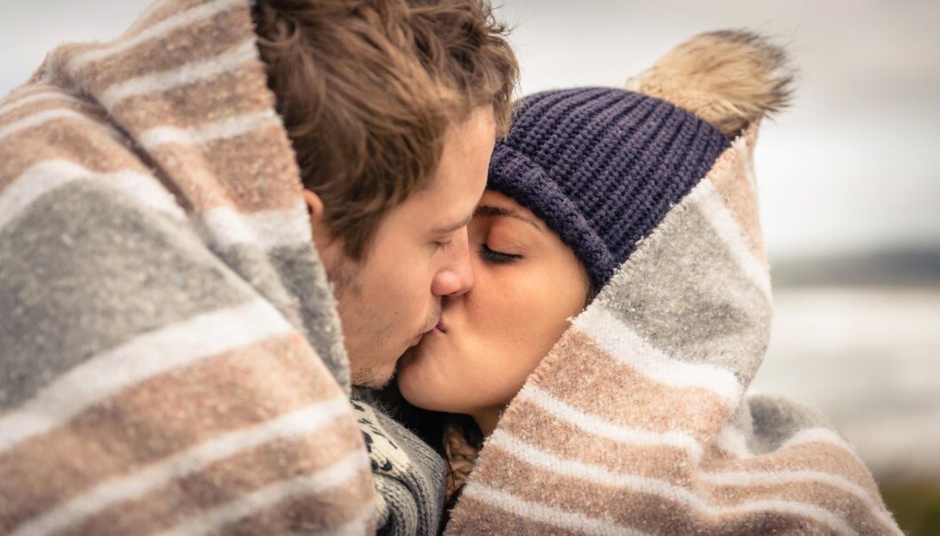Ved å stenge ute en sans kan vi konsentrere oss om en annen – for eksempel når vi kysser, ifølge studien. (Foto: Shutterstock /NTB Scanpix) Ved å stenge ute en sans kan vi konsentrere oss om en annen – for eksempel når vi kysser, ifølge studien. (Foto: Shutterstock /NTB Scanpix)