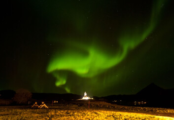 Nordlys over vikingmuseet i Lofoten. Norge oppleves som like fjernt og eksotisk for nederlandske, tyske og britiske turister som en safaritur til Afrika. Derfor er pakketuren en måte å redusere forbrukernes opplevde risiko, mener forskerne. (Foto: Hurtigruten) Nordlys over vikingmuseet i Lofoten. Norge oppleves som like fjernt og eksotisk for nederlandske, tyske og britiske turister som en safaritur til Afrika. Derfor er pakketuren en måte å redusere forbrukernes opplevde risiko, mener forskerne. (Foto: Hurtigruten)