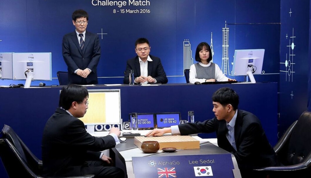 Lee Se-Dol er verdensmester i det superkompliserte spillet Go. Nylig tapte han fire av fem runder mot supermaskinen AlphaGo. Go er uhyre vanskelig for datamaskiner fordi brikkene kan plasseres på flere måter enn det er atomer i universet. (Foto: AlphaGo/AFP/Google DeepMind.) Lee Se-Dol er verdensmester i det superkompliserte spillet Go. Nylig tapte han fire av fem runder mot supermaskinen AlphaGo. Go er uhyre vanskelig for datamaskiner fordi brikkene kan plasseres på flere måter enn det er atomer i universet. (Foto: AlphaGo/AFP/Google DeepMind.)