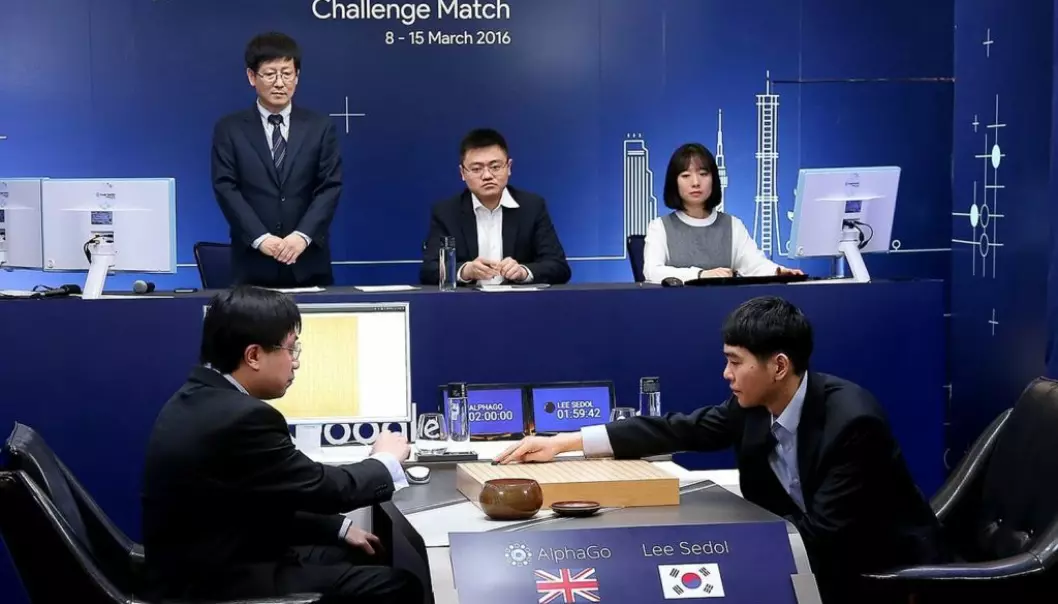 Lee Se-Dol er verdensmester i det superkompliserte spillet Go. Nylig tapte han fire av fem runder mot supermaskinen AlphaGo. Go er uhyre vanskelig for datamaskiner fordi brikkene kan plasseres på flere måter enn det er atomer i universet.  (Foto: AlphaGo/AFP/Google DeepMind.)