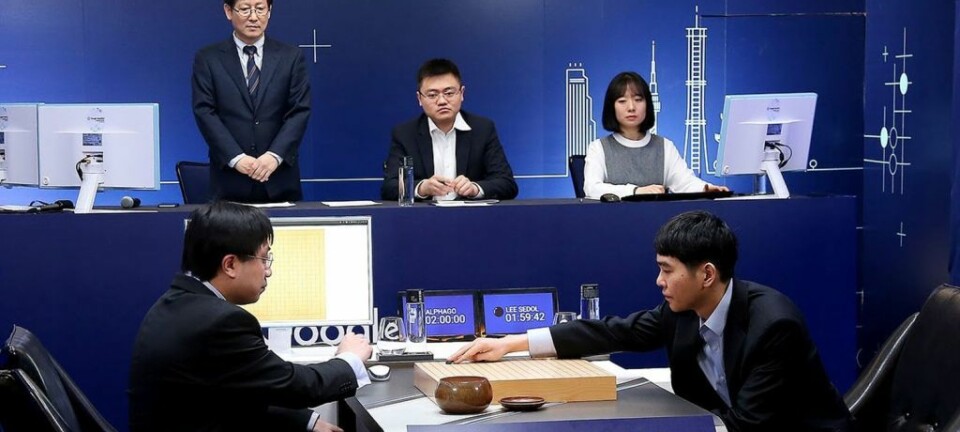 Lee Se-Dol er verdensmester i det superkompliserte spillet Go. Nylig tapte han fire av fem runder mot supermaskinen AlphaGo. Go er uhyre vanskelig for datamaskiner fordi brikkene kan plasseres på flere måter enn det er atomer i universet.  (Foto: AlphaGo/AFP/Google DeepMind.)