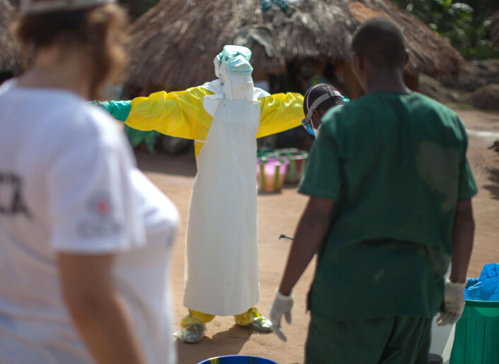 Ebola smittet ved direkte kontakt. Dermed ble det viktig å beskytte huden til helsearbeidere. (Foto: Sean Hawkey/Folkehelseinstituttet) Ebola smittet ved direkte kontakt. Dermed ble det viktig å beskytte huden til helsearbeidere. (Foto: Sean Hawkey/Folkehelseinstituttet)