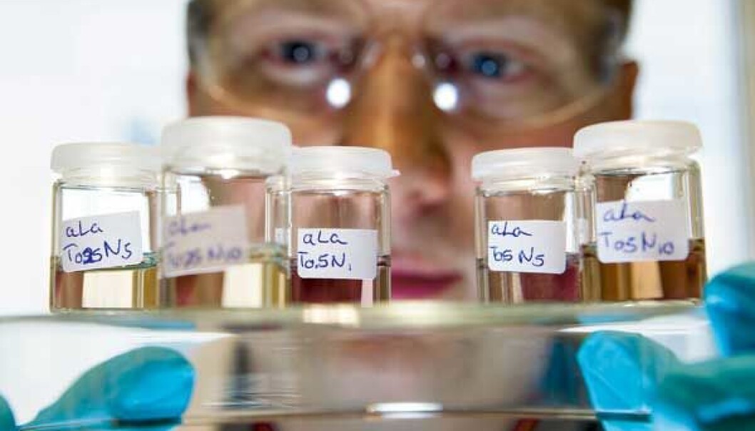 Researcher Wilhem Glomm makes tiny clusters with nanogold in different proteins. The colours of the different concoctions give him information about the number of particles in the mixture and the size of the nanogold. (Photo: Ole Morten Melgård) Researcher Wilhem Glomm makes tiny clusters with nanogold in different proteins. The colours of the different concoctions give him information about the number of particles in the mixture and the size of the nanogold. (Photo: Ole Morten Melgård)