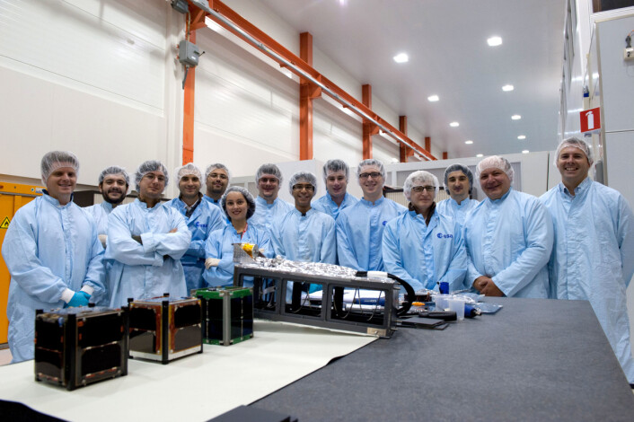 Studenter og forelesere foran CubeSatellittene sine som de bygget og testet ved ESAs senter ESTEC i Nederland i 2011. (Foto: ESA/A. Le Floc'h) Studenter og forelesere foran CubeSatellittene sine som de bygget og testet ved ESAs senter ESTEC i Nederland i 2011. (Foto: ESA/A. Le Floc'h)