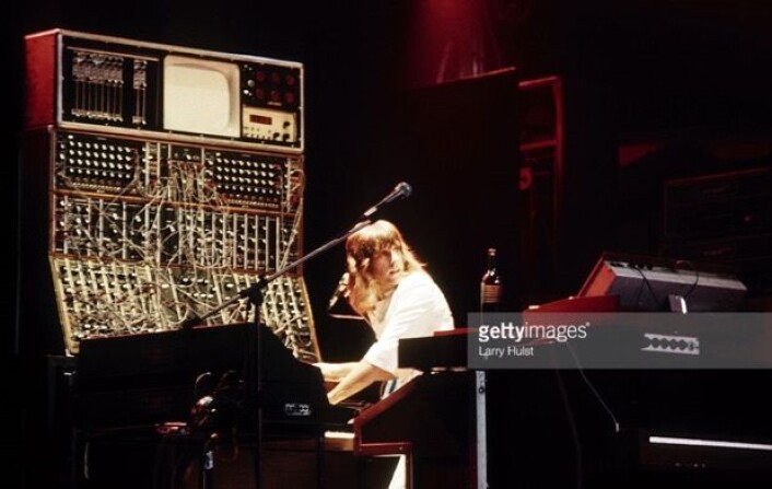 Det klassiske bildet av Keith Emerson på scenen, med den gigantiske Moog-synthesizeren. Ja, det var på den tiden at menneskene vandret på Månen ... (Bilde: Getty images / Larry Hulst) Det klassiske bildet av Keith Emerson på scenen, med den gigantiske Moog-synthesizeren. Ja, det var på den tiden at menneskene vandret på Månen ... (Bilde: Getty images / Larry Hulst)