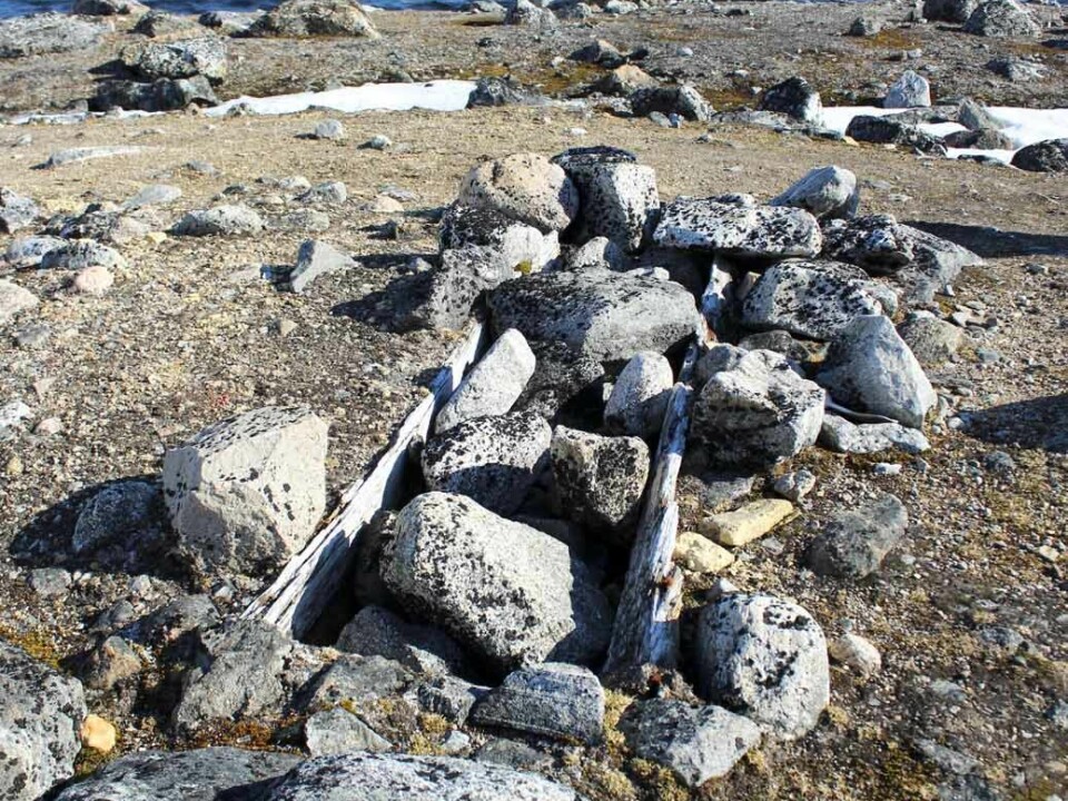 Old graves can still be found many places on Svalbard. Here is a grave at Virgo Harbour, not far from Smeerenburg. (Foto: Linn Sollied Madsen)
