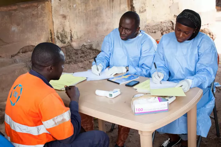 Lokale helsemyndigheter var overarbeidet, og data om ebolautbruddet var mangelfulle i starten. Her samler helsearbeidere i Guinea inn opplysninger. (Foto: Sean Hawkey/Folkehelseinstituttet)