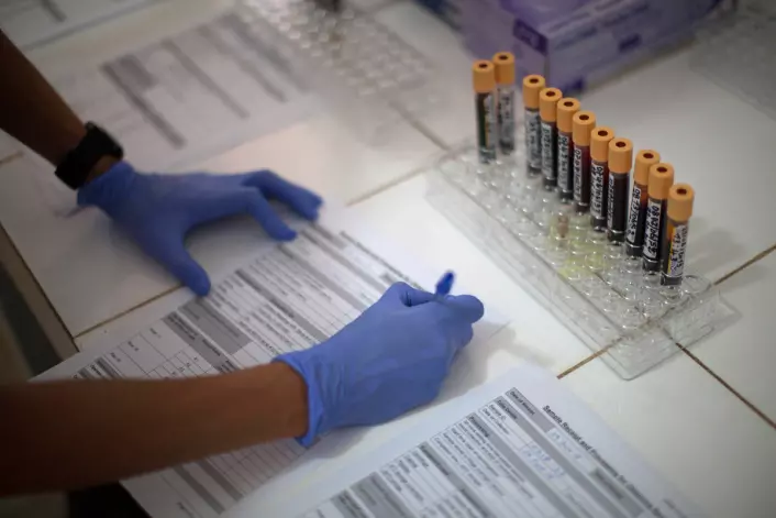 Blodprøver gjør det mulig å bestemme hvilke virus pasienten er smittet av. Bildet er fra ebolaepidemien i Guinea. (Foto: Sean Hawkey/Folkehelseinstituttet)
