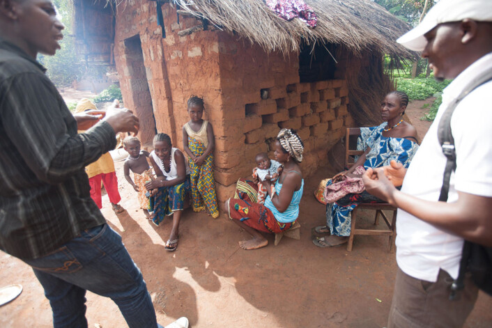 De enkle datamodellene ser ikke forskjell på folk. Mer kompliserte modeller tar hensynt til hvordan folk møtes, hvordan de reiser, hvilken helsetilstand de har og mer. Her møter lokale helsearbeidere en familie i Guinea. (Foto: Sean Hawkey/Folkehelseinstituttet) De enkle datamodellene ser ikke forskjell på folk. Mer kompliserte modeller tar hensynt til hvordan folk møtes, hvordan de reiser, hvilken helsetilstand de har og mer. Her møter lokale helsearbeidere en familie i Guinea. (Foto: Sean Hawkey/Folkehelseinstituttet)