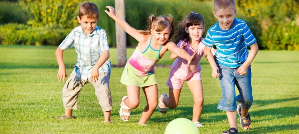 Selv etter en lang dag i barnehagen har barn fremdeles energi til å løpe omkring. Ifølge en forsker skyldes det blant annet at de henter seg inn igjen mye raskere enn voksne. (Illustrasjonsfoto: 2xSamara.com/Shutterstock/NTB scanpix)