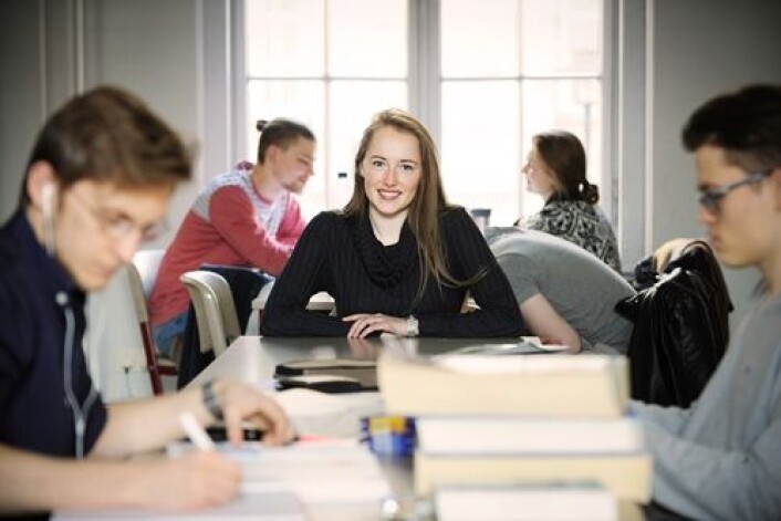 Martine Sagen Nilssen studerer medisin på eit godt universitet i Berlin, utan å betale skolepengar. Ho er overraska over at ikkje fleire norske gradsstudentar vel Tyskland.
– Eg trur det har mykje med språket å gjere, folk er redd den ekstra innsatsen det medfører å lære seg tysk, seier ho. (Foto: Thomas Kolbein Bjørk Olsen) Martine Sagen Nilssen studerer medisin på eit godt universitet i Berlin, utan å betale skolepengar. Ho er overraska over at ikkje fleire norske gradsstudentar vel Tyskland.
– Eg trur det har mykje med språket å gjere, folk er redd den ekstra innsatsen det medfører å lære seg tysk, seier ho. (Foto: Thomas Kolbein Bjørk Olsen)