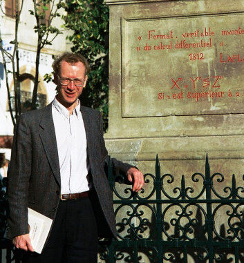 Andrew Wiles foran minnesmerket over Fermat i hans hjemby Beaumont-de-Lomagne. Bildet er fra 1995. (Foto: Klaus Barner, Creative Commons Attribution-Share Alike 3.0 Unported license) Andrew Wiles foran minnesmerket over Fermat i hans hjemby Beaumont-de-Lomagne. Bildet er fra 1995. (Foto: Klaus Barner, Creative Commons Attribution-Share Alike 3.0 Unported license)