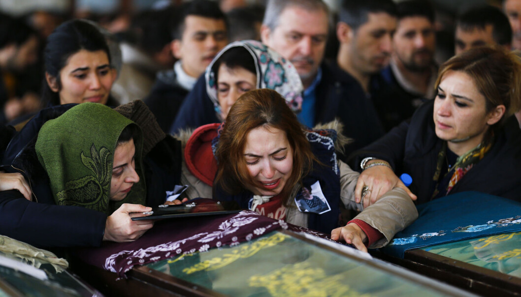 Etterlatte sørger mandag ved kisten til et av ofrene for bilbomben i Ankara kvelden før. (Foto: Umit Bektas, Reuters, NTB scanpix) Etterlatte sørger mandag ved kisten til et av ofrene for bilbomben i Ankara kvelden før. (Foto: Umit Bektas, Reuters, NTB scanpix)