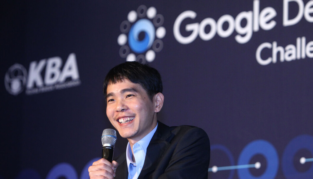 En fornøyd Lee Se-dol møtte på pressekonferanse etter å ha vunnet sin første kamp i turneringen mot den kunstige intelligensen AlphaGo. (Foto: Xinhua, NTB Scanpix) En fornøyd Lee Se-dol møtte på pressekonferanse etter å ha vunnet sin første kamp i turneringen mot den kunstige intelligensen AlphaGo. (Foto: Xinhua, NTB Scanpix)