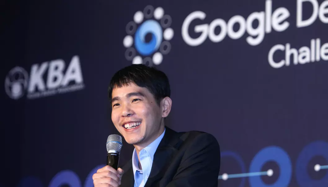 En fornøyd Lee Se-dol møtte på pressekonferanse etter å ha vunnet sin første kamp i turneringen mot den kunstige intelligensen AlphaGo. (Foto: Xinhua, NTB Scanpix)
