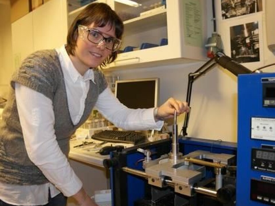 Associate Professor Nuria Espallargas is preparing a durability and corrosion test at the TribologyLab in Trondheim. (Photo: Claude R. Olsen)