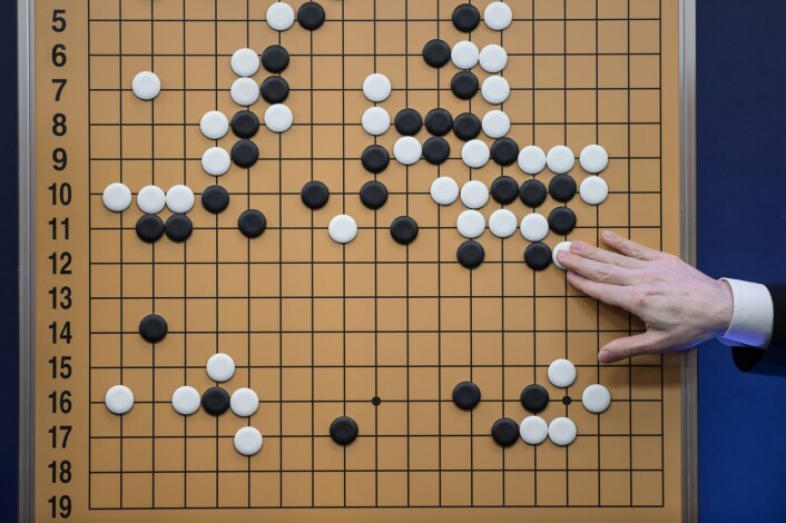 Slik så brettet ut etter den 5 timer lange kampen mellom Lee See-dol og AlphaGo. Go er ett av verdens eldste og mest kompliserte spill, tross ganske enkle regler. Slik ligner det på sjakk, men har mange flere trekkmuligheter. Målet med spillet er å ha omringet spillbrettet med et større område av brikker enn motstanderen. (Foto: Ed Jones / NTB Scanpix) Slik så brettet ut etter den 5 timer lange kampen mellom Lee See-dol og AlphaGo. Go er ett av verdens eldste og mest kompliserte spill, tross ganske enkle regler. Slik ligner det på sjakk, men har mange flere trekkmuligheter. Målet med spillet er å ha omringet spillbrettet med et større område av brikker enn motstanderen. (Foto: Ed Jones / NTB Scanpix)