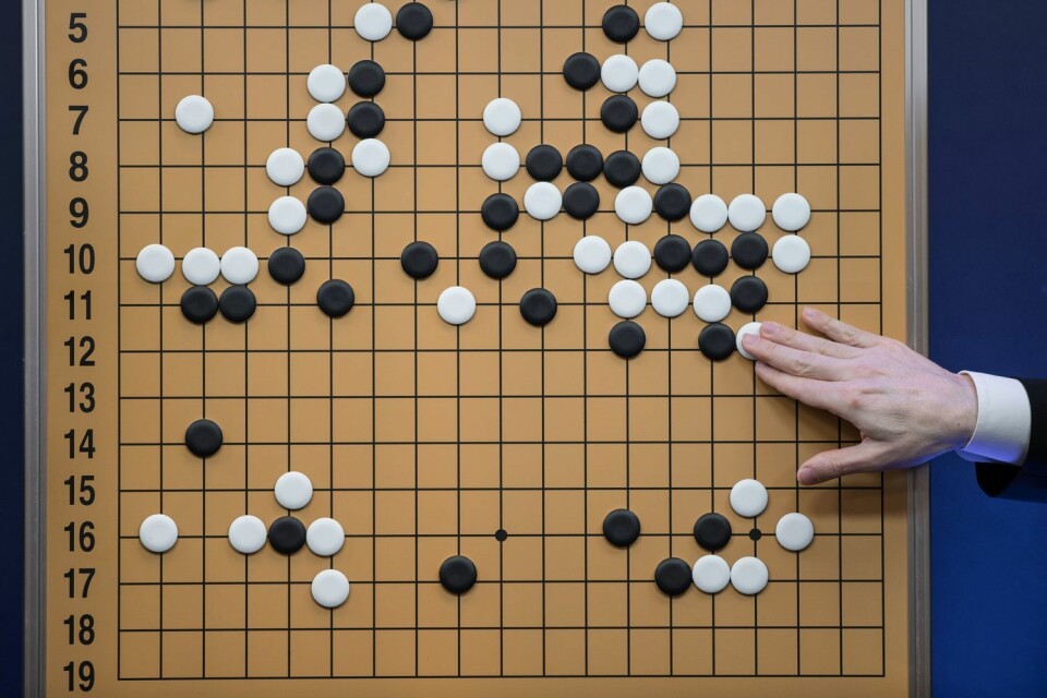 Slik så brettet ut etter den 5 timer lange kampen mellom Lee See-dol og AlphaGo. Go er ett av verdens eldste og mest kompliserte spill, tross ganske enkle regler. Slik ligner det på sjakk, men har mange flere trekkmuligheter. Målet med spillet er å ha omringet spillbrettet med et større område av brikker enn motstanderen. (Foto: Ed Jones / NTB Scanpix)