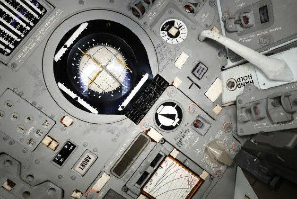Astronautene har notert rundt et av navigasjonsverktøyene i kapselen. (Foto: Smithsonian Institute)