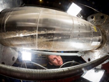 Jan David Ytrehus looks through the transparent Plexiglas part of the well model. Video images taken from here provide a direct impression of how efficiently the tool removes well cuttings. (Photo: SINTEF/Thor Nielsen) Jan David Ytrehus looks through the transparent Plexiglas part of the well model. Video images taken from here provide a direct impression of how efficiently the tool removes well cuttings. (Photo: SINTEF/Thor Nielsen)