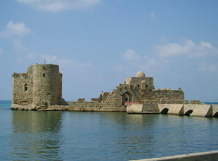 Et kystfort i Sidon som ble satt opp av korsfarererne. Fortet ble bygget lenge etter Sigurd var der, i 1228. (Foto: Heretiq) Et kystfort i Sidon som ble satt opp av korsfarererne. Fortet ble bygget lenge etter Sigurd var der, i 1228. (Foto: Heretiq)