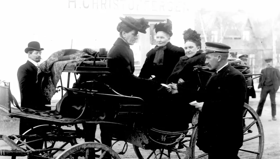 Bourgeoisie women from the upper and middle classes were allowed to vote at the general election in 1909. This photo shows women on their way in to the polling station to give their first vote. (Foto: Wilse, Anders Beer / Norsk Folkemuseum)