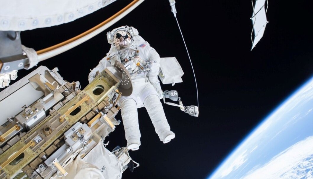 Astronaut Tim Kopra er ute og forbereder romstasjonen til mottak av nye forsyninger. Men hva skjer egentlig med kroppen når du oppholder deg ute i verdensrommet over lengre tid? (Foto: NASA/NTB scanpix) Astronaut Tim Kopra er ute og forbereder romstasjonen til mottak av nye forsyninger. Men hva skjer egentlig med kroppen når du oppholder deg ute i verdensrommet over lengre tid? (Foto: NASA/NTB scanpix)