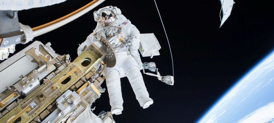Astronaut Tim Kopra er ute og forbereder romstasjonen til mottak av nye forsyninger. Men hva skjer egentlig med kroppen når du oppholder deg ute i verdensrommet over lengre tid? (Foto: NASA/NTB scanpix)
