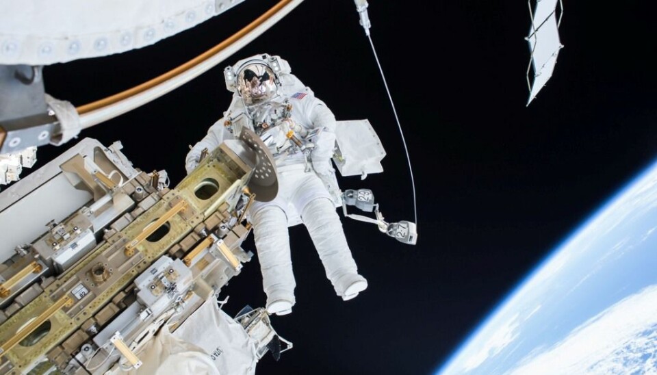 Astronaut Tim Kopra er ute og forbereder romstasjonen til mottak av nye forsyninger. Men hva skjer egentlig med kroppen når du oppholder deg ute i verdensrommet over lengre tid? (Foto: NASA/NTB scanpix)