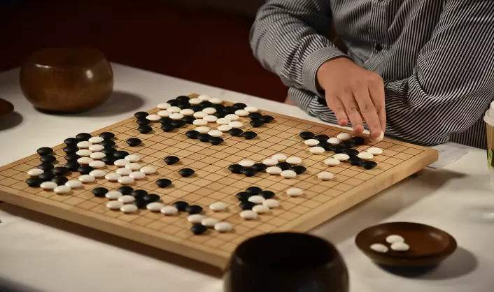 Go er ett av verdens eldste og mest kompliserte spill, tross ganske enkle regler. Slik ligner det på sjakk, men har mange flere trekkmuligheter. Målet med spillet er å ha omringet spillbrettet med et større område av brikker enn motstanderen. (Foto: Emily Clarke/Google)