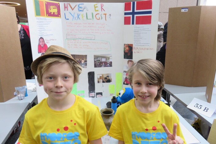 Mons og Aron i femteklasse på Kolbotn skole foran presentasjonen sin om barn i Norge og på Sri Lanka. (Foto: Nora Heyerdahl) Mons og Aron i femteklasse på Kolbotn skole foran presentasjonen sin om barn i Norge og på Sri Lanka. (Foto: Nora Heyerdahl)