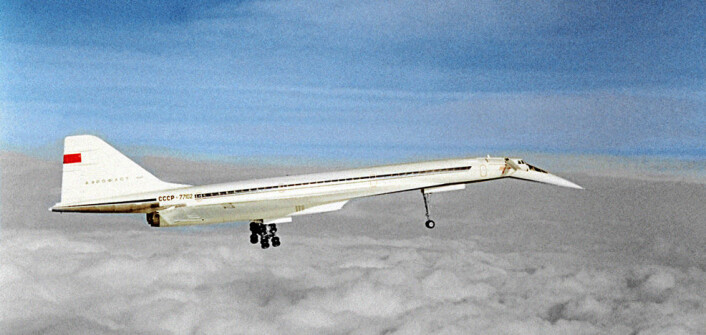 Tupolev TU-144 lignet på det europeiske Concorde. Det ble derfor kalt "Concordski" i vesten. Prototypen fløy nyttårsaften 1968, to måneder før Concorde. Det ble også det første passasjerflyet som passerte Mach 2, to ganger lydens hastighet. Flyet fløy passasjerer fra november 1977, to år etter Concorde, men det ble bare 55 turer med passasjerer etter at en forbedret utgave styrtet under en testflygning i 1978. Flyet fløy videre som fraktfly, men ble tatt helt ut av drift i 1983. (Foto: Lev Polikashin, RIA Novosti archive, Creative Commons Attribution-Share Alike 3.0 Unported license.) Tupolev TU-144 lignet på det europeiske Concorde. Det ble derfor kalt "Concordski" i vesten. Prototypen fløy nyttårsaften 1968, to måneder før Concorde. Det ble også det første passasjerflyet som passerte Mach 2, to ganger lydens hastighet. Flyet fløy passasjerer fra november 1977, to år etter Concorde, men det ble bare 55 turer med passasjerer etter at en forbedret utgave styrtet under en testflygning i 1978. Flyet fløy videre som fraktfly, men ble tatt helt ut av drift i 1983. (Foto: Lev Polikashin, RIA Novosti archive, Creative Commons Attribution-Share Alike 3.0 Unported license.)