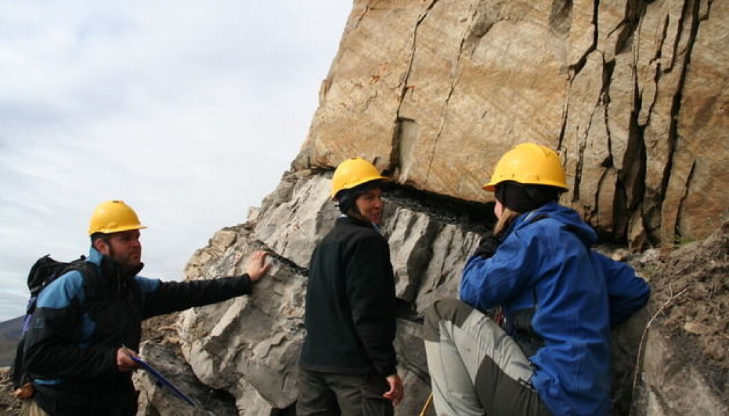 Students from the Department of Earth Science at UiB working at Ullaberget mountain north of the Van Keulen Fjord, centrally located on the island of Spitsbergen. (Foto: William Helland-Hansen) Students from the Department of Earth Science at UiB working at Ullaberget mountain north of the Van Keulen Fjord, centrally located on the island of Spitsbergen. (Foto: William Helland-Hansen)