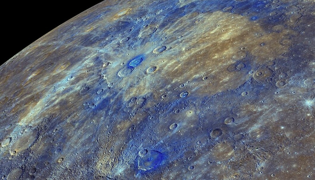 Merkur er solsystemets mørkeste planet. Spesielt mørke områder – kunstig blåfarget på bildet – kan skyldes grafitt som er virvlet opp fra dypere deler av planetskorpen av meteornedslag. Her sees mørke områder rundt kraterne Degas og Akutagawa, nederst. (Bilde: NASA/Johns Hopkins University Applied Physics Laboratory/Carnegie Institution of Washington)