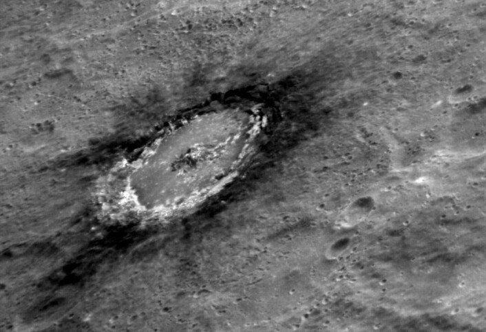 De mørke områdene rundt krateret Basho viser tydelig hvordan nedslaget av kjempemeteoroiden har gravd opp mørkere stoff fra dypere ned i Merkur. (Foto: NASA/Johns Hopkins University Applied Physics Laboratory/Carnegie Institution of Washington) De mørke områdene rundt krateret Basho viser tydelig hvordan nedslaget av kjempemeteoroiden har gravd opp mørkere stoff fra dypere ned i Merkur. (Foto: NASA/Johns Hopkins University Applied Physics Laboratory/Carnegie Institution of Washington)